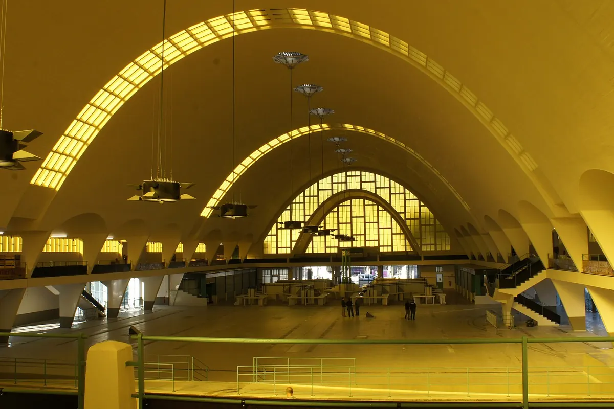 La voûte en béton des halles du Boulingrin à Reims, vue de l’intérieur